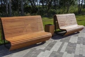 hermosos bancos de madera modernos y elegantes en el parque para recreación, actividades al aire libre foto