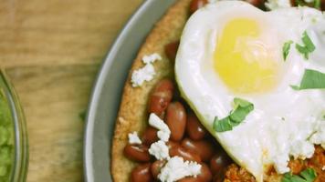 corte o ovo em forma de coração de huevos rancheros com uma faca video