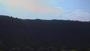 abitazioni nel il roccia e grotta. orheiul vechi video