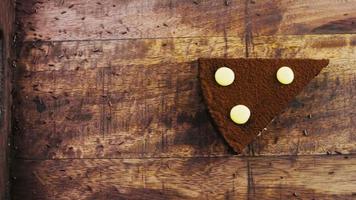 tarta de chocolate con fruta de la pasión en una bandeja de madera con decoraciones video