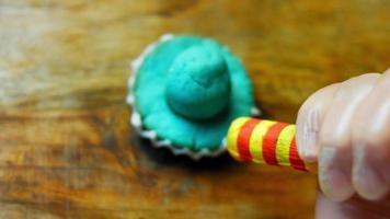 dibujo líneas con glaseado en galletas de sombrero mexicano en tres colores video