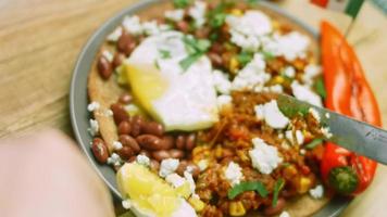 corte o ovo em forma de coração de huevos rancheros com uma faca video