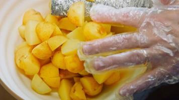 une salade de pommes de terre si tendre avec du mâtard, de la mayonnaise, de l'oignon rouge et de l'aneth. voir la recette en vidéo video