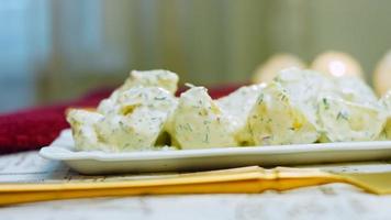 sådan en anbud potatis sallad med mastard, majonnäs, röd lök och dill. wath de recept i video