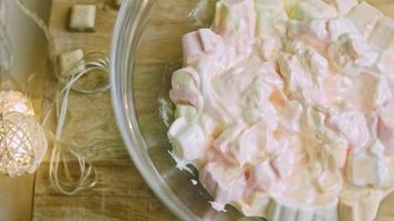 Natale torta con Pan di zenzero biscotti nel il forma di Santa claus. vacanza atmosfera con candele e luci video