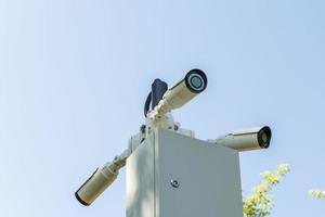 cámaras de seguridad y una estación wi-fi instalada en un poste en un lugar público. Tecnologías de vigilancia y seguridad. foto