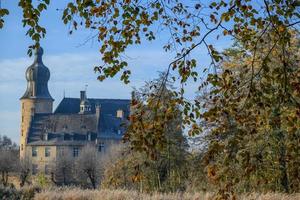 otoño en un castillo en westfalia foto