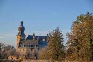 otoño en un castillo en westfalia foto