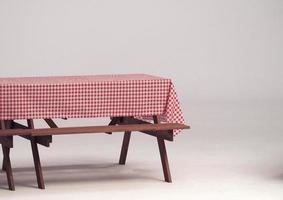 mesa de madera y servilleta roja para fiesta al aire libre. foto