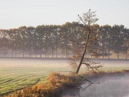 tiempo de otoño en un río en Alemania foto