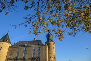 otoño en un castillo en westfalia foto