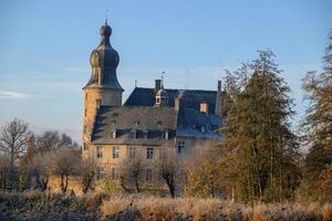 otoño en un castillo en westfalia foto