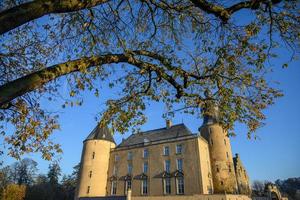 otoño en un castillo en westfalia foto