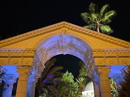 gran arco blanco con columnas de piedra de estilo antiguo griego y romano por la noche foto