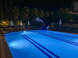una piscina de resort en el crepúsculo foto