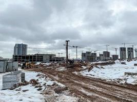 construcción de casas, un centro comercial de bloques de hormigón en la ciudad. construcción de una nueva zona residencial. construcción de edificios de varios pisos para la vida de las personas foto