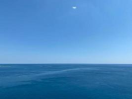 océano atlántico - hermoso paisaje marino horizonte marino y cielo azul, fondo fotográfico natural foto
