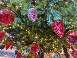 bola de navidad hecha a mano con arco sobre fondo borroso brillante y de hadas foto