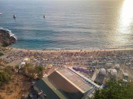 vista de las playas con tumbonas y sombrillas en la costa del mar de vacaciones en un cálido paraíso tropical del este del país resort sureño foto