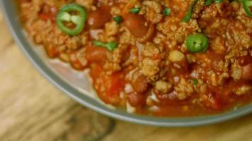 Chili con carne met lang rijst. gemaakt van kalkoen met belgisch bier. Mexicaans keuken video