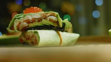 combinatie van sushi en burrito's. litchi is ook gebruikt voor nasmaak. video