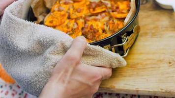 pastel de camote batat. Receta de patata y jamón y parmesano. el cocinero presionó el perejil finamente picado video