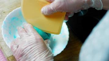 dibujo líneas con glaseado en galletas de sombrero mexicano en tres colores video