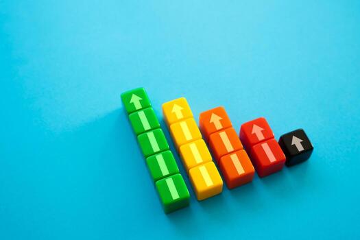 niveles de crecimiento el concepto de desarrollo, promoción profesional. eficiencia energética. alta productividad, ingresos. actualizar y subir de nivel. progresar hacia adelante. aumento de indicadores, aumento de números. foto