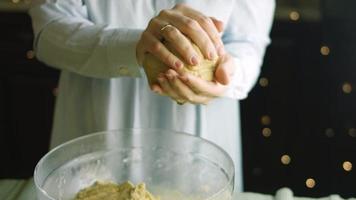 pétrir la pâte. ingrédients pour la pâte. le meilleur biscuit au pain d'épice fait maison video