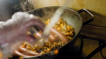 Bacon avvolto Maiale lombo arrostito nel Mela Cedro ricetta. Maiale cucinato su un' griglia padella video