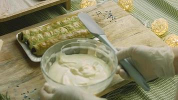 pastel con masa verde, guindas y crema agria. también tiene adorno de comida y el pastel de estrella roja video