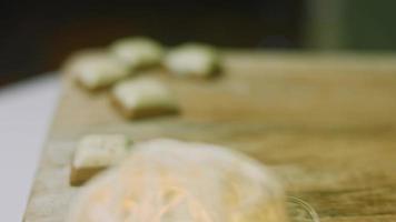 Natale torta con Pan di zenzero biscotti nel il forma di Santa claus. vacanza atmosfera con candele e luci video