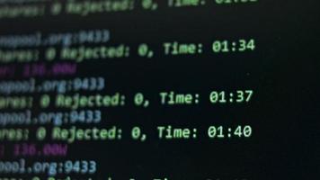 extraction de crypto-monnaie sur un écran d'ordinateur. l'algorithme du programme informatique sur le moniteur. exécution du code de programme pour le programme de minage. lignes contextuelles d'un programme informatique. video