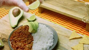 chili con carnet con nachos. hecho de pavo con cerveza belga. fotografía macro video