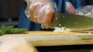 macro tournage de sauce worcestershire. le chef verse la sauce dans une cuillère video