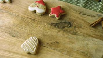 Je fais la forme d'un sapin avec de la pâte. le meilleur biscuit au pain d'épice fait maison video