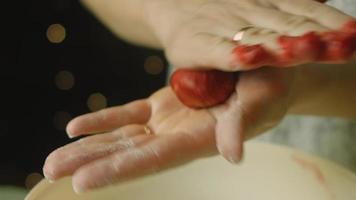 gâteau avec pâte verte, cerises acides et crème sure. il a également un ornement alimentaire et le gâteau étoile rouge video