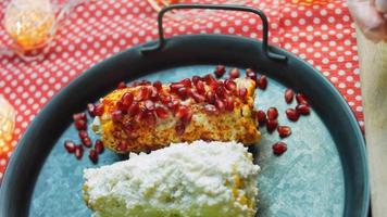 messicano Mais elote nel tre modi. premuto con formaggio, guacamole e Melograno. maxican bandiera video