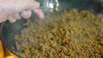 mélanger les ingrédients du chorizo dans une casserole avec une cuillère en bois. prise de vue macro video