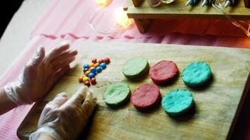 I draw lines with glaze at Mexican Sombrero cookies in three colors video