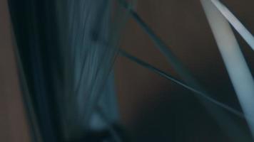 sida se av ett amerikan manlig arbetare i en verkstad på en fabrik framställning rullstolar, Sammanträde på en arbetsbänk använder sig av hand verktyg och montering delar av en produkt, Sammanträde i rullstolar video