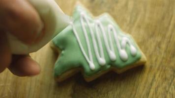 Je décore des biscuits au pain d'épice avec du glaçage royal. le meilleur biscuit au pain d'épice fait maison video