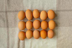 primer plano de huevos de gallina en un hermoso stand, huevos saludables. comida sana. foto