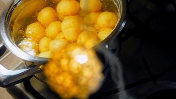 una ensalada de patata tierna con mostaza, mahonesa, cebolla roja y eneldo. mira la receta en video