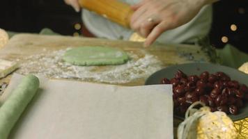 pastel con masa verde, guindas y crema agria. también tiene adorno de comida y el pastel de estrella roja video