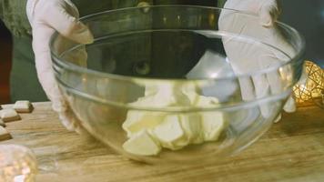 Natale torta con Pan di zenzero biscotti nel il forma di Santa claus. vacanza atmosfera con candele e luci video