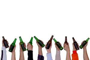 mano sosteniendo botellas de cerveza aisladas en fondo blanco para el concepto del día internacional de la cerveza. foto