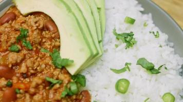 Chili con Carne mit langem Reis. aus Truthahn mit belgischem Bier. mexikanische Küche video