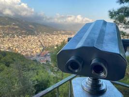 binoculares, catalejos para observar el paisaje y las vistas en una plataforma de observación con vistas a la ciudad en un cálido complejo turístico del sur del país tropical oriental foto