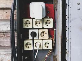 caja de interruptores. Escudo casero con enchufes para líneas eléctricas. cableado de bricolaje. muchas rosetas blancas, la mayor blanca en la parte superior. creación de una línea de alta tensión foto